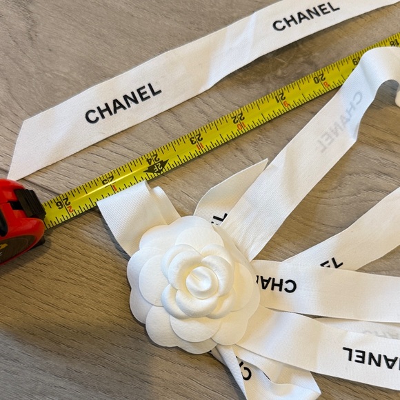 CHANEL White Ribbon with Floral Detail - Picture 4 of 4